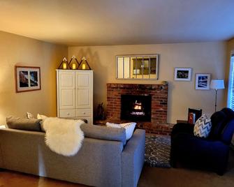 Wanderer Way Home - Cozy Alpine Gem, Minutes From Downtown & Pet Friendly - Ketchum - Living room