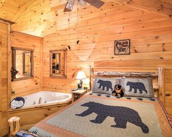 Cozy Bear, Free Attraction Tickets, Hot Tub, Wifi, Fireplace!!! - Sevierville - Bedroom