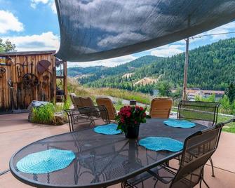 Walk to the Opera and Casinos. Home with a view - Central City - Patio