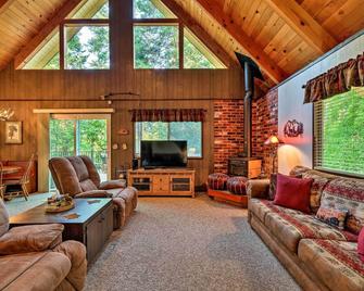Twain Harte Mountain Cabin w/ Deck - 3 Mi to Dtwn - Twain Harte - Living room