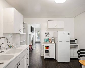 Silver Surf Bungalow w/ Hot Tub - Steps from Beach - Oxnard - Kitchen