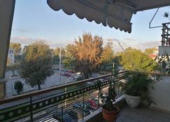 3BD Apartment in the Center - Patras - Varanda