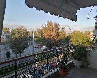 3BD Apartment in the Center - Patras - Balkon