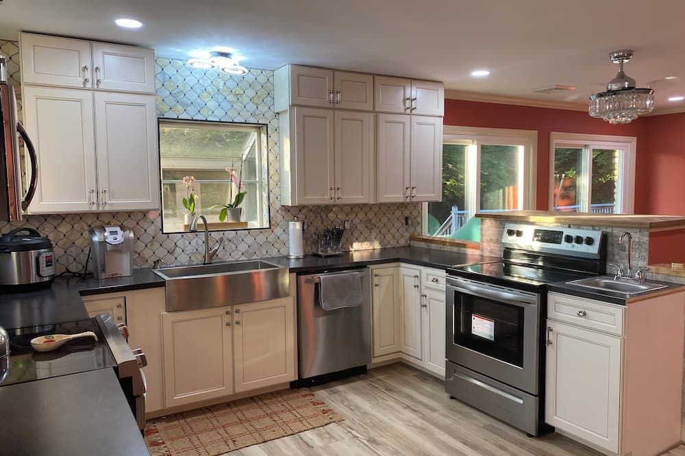 Luxury 3,000 Sq Ft Multi‑Suite Retreat • Designer Interiors • Workspaces