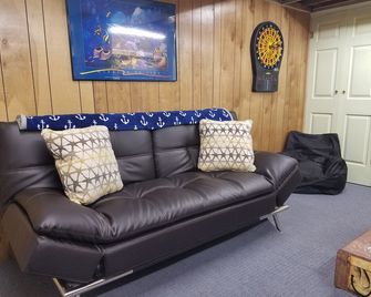 Beachfront Cabin W/ Pvt Trail To Beach - Long Beach - Living room