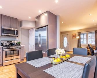 Gorgeous Home 10 min to DC by CozySuites - Alexandria - Dining room