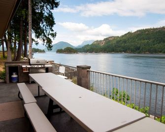 Waterfront,Dock,View,Dive,Kayak,Eagles,Seals,Boating,occasional Whales & Hiking! - Egmont - Balkon
