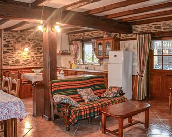 3 Bedroom Amazing Home In Payzac - Payzac - Sala de estar