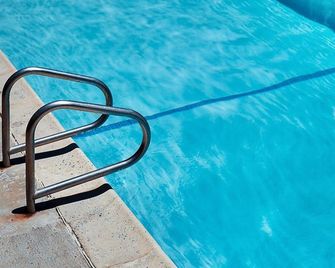 Countryside Inn - Lake George - Piscina