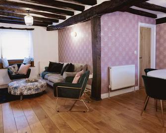 Host & Stay - Iris Cottage - Pickering - Living room