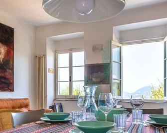 House With Dreamy Position Above the Village With Views of sea and Nature - San Terenzo - Comedor