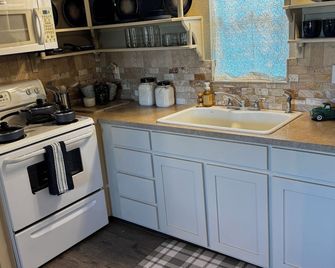 Cozy cabin in peaceful Glen Rose with AC fully furnished - Glen Rose - Kitchen