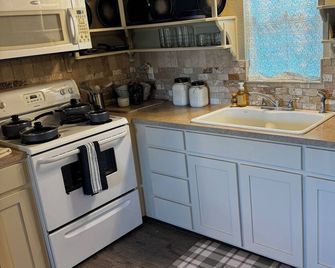 Cozy cabin in peaceful Glen Rose with AC fully furnished - Glen Rose - Cucina