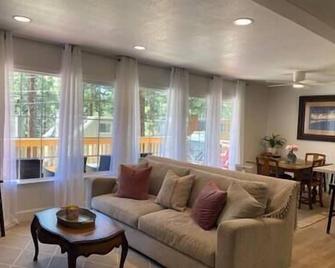 Charming, Cozy and Clean Tahoe Retreat - Incline Village