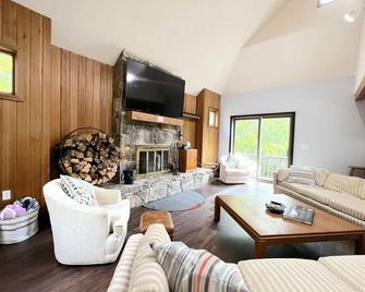Mountain Oasis - Endless Outdoor Fun! - Jamaica - Living room