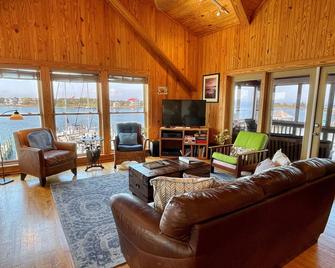 Harborview: Directly on Silver Lake with incredible views. - Ocracoke - Sala de estar