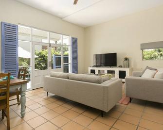 Auchenflower, Tallywood Apt 3 - Pet Friendly/Family Friendly/ Outdoor Area /Pool - Brisbane - Living room