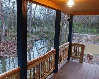 'Ridge Haus' tiny cabin on the creek at Waldbaden - Athens - Balcony