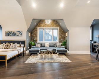 In Langley, 5 mins away from White Rock Beach Seaside, 35min drive to Vancouver - Langley Township - Living room