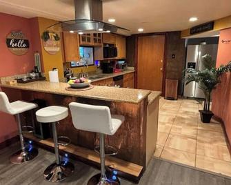 2-bedroom haven near Ohare with Wi-Fi, AC in fabulous Bellwood - Bellwood - Kitchen