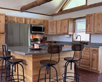 4-bed Cabin- ATV/UTV trail access from the driveway with a bar/covered patio - Crivitz - Cocina