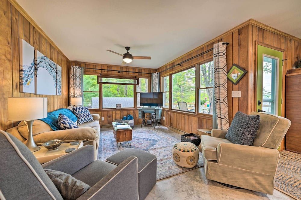 'Northern Nights Beachfront Cottage' in Kalkaska - Kalkaska - Huiskamer