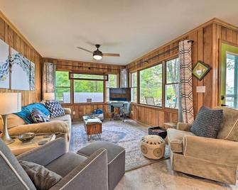 Northern Nights Beachfront Cottage in Kalkaska - Kalkaska - Sala de estar