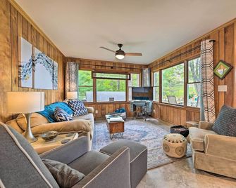 'Northern Nights Beachfront Cottage' in Kalkaska - Kalkaska - Huiskamer