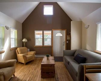 Reef Point Cottages - Ucluelet - Living room