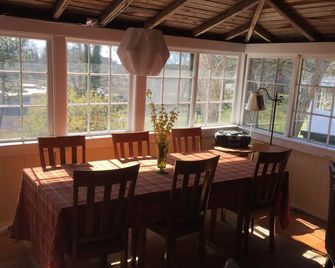 4BR historic cottage on Pamet & Cape Cod Bay. Kayak heaven. WIFI. Washer dryer. - Truro - Dining room