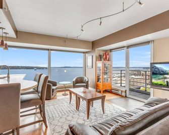 Waterfront Skyline Condo - Gym, Pool, Free Parking - Seattle - Living room