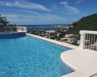Very private villa with awesome views overlooking Simpson Bay and Full Generator - Cole Bay - Bazén