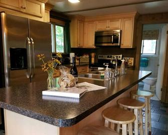 7 Min to StoryLand,Great for families, PacMan Arcade game, Firepit, Dog friendly - Intervale - Kitchen