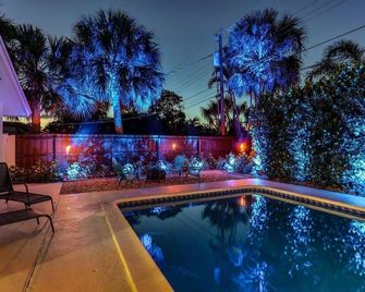 Tropical Villa Pool Home w/ Tiki Bar! Sleeps 9! - Palm Beach Gardens - Piscina
