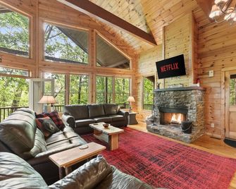 Deluxe Cabin For Groups Near Helen w Hot Tub - Cornelia - Вітальня
