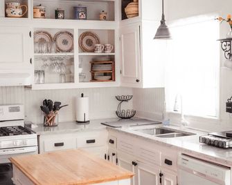 Deerfield Cottage where one can often see DEER in both the front and back. - Toccoa - Kitchen