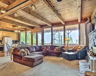 Peaceful Cabin with Mtn and River Views, Fire Pit - Garden Valley - Living room