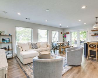 Boat, Fish And Swim Lake Conroe Home Wit - Willis - Living room