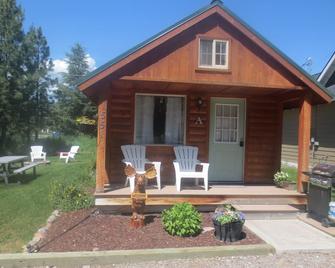 A charming cabin close to Glacier National Park, Flathead Lake, and ski resorts. - Columbia Falls - Binnenhof