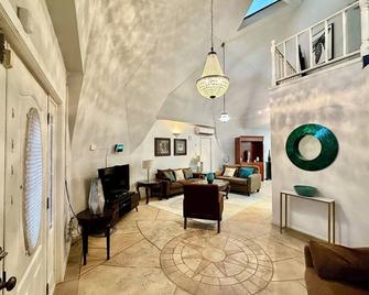 Spacious 4-Bedroom House with Cathedral Ceilings and Spa tub in Frigate Bay. - Frigate Bay - Phòng khách