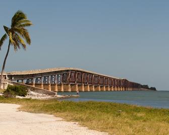 Ocean Front Access - just 30 miles to Key West - Little Torch Key - Building