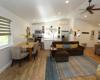 Modern Living in the Country - Placerville, CA - Placerville - Living room