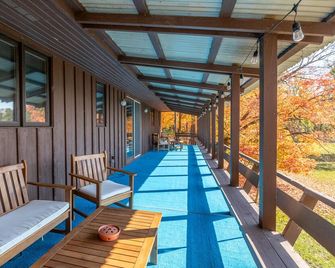 The Blu Casa - Family Home, Private Lake, 4 King Beds, 2300 sq ft, 2 patios - Bemidji - Balkon