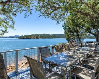 3. Sunrise Cove (on private peninsula with dock) - Bradley - Balcón