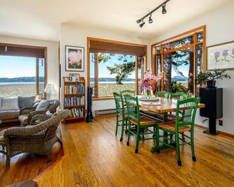 Waterfront, hot tub, wildlife, quiet, sunsets. - La Conner - Dining room