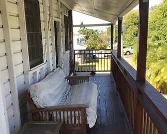 4 bedroom home. Close to restaurants,fast food, shopping and hospital - Rockhampton - Balkon
