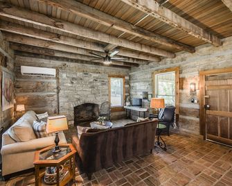 Remodeled Cabin, with creek, super close to Nashville - Hendersonville - Living room