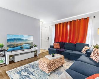 Charming 3-bedroom house in pleasant Saline - Saline - Living room