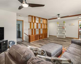 Madison Valley Getaway In Downtown Ennis - Ennis - Living room