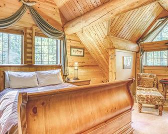 Riverwoods Lodge - Meredith Lodging - Brightwood - Bedroom